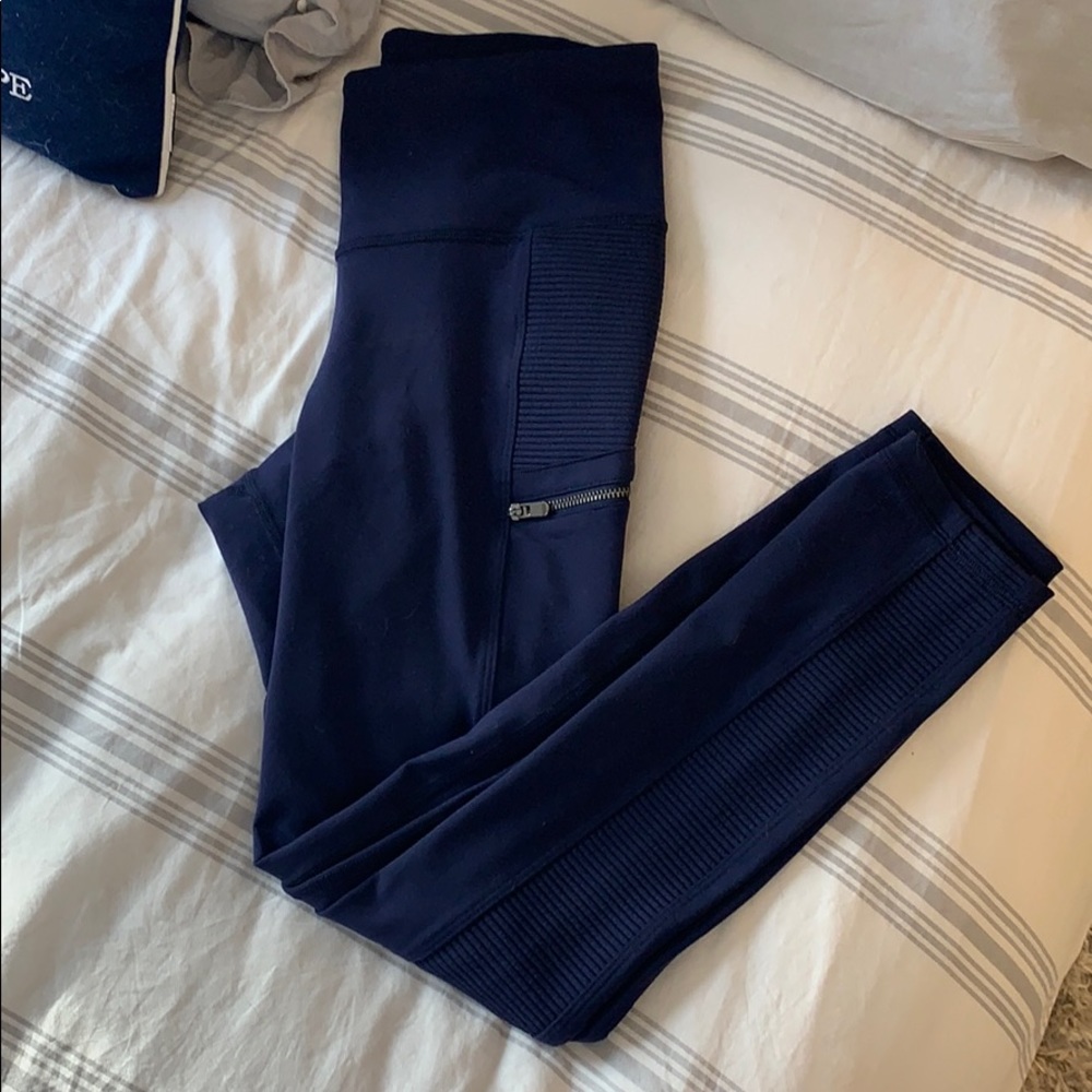 Leggings with zipper pockets